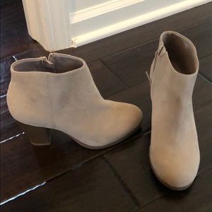 Women’s off white bootie!!
